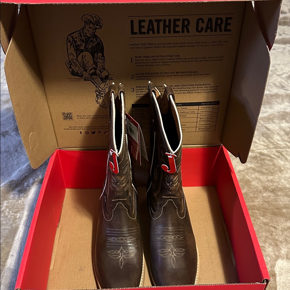 NIB Justin Cowgirl boots